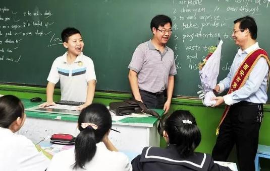 小学大学教师工资对比_一般中职老师工资_教师薪资差距